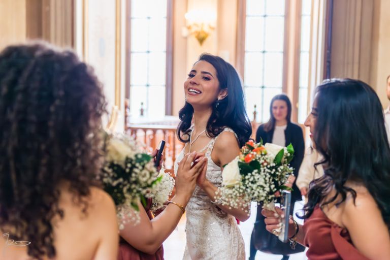 Mariée marocaine émue avec demoiselle d'honneur à la mairie du 10e Paris