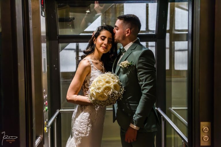 Couple marocain s'embrassant dans l'ascenseur de la mairie du 10e Paris