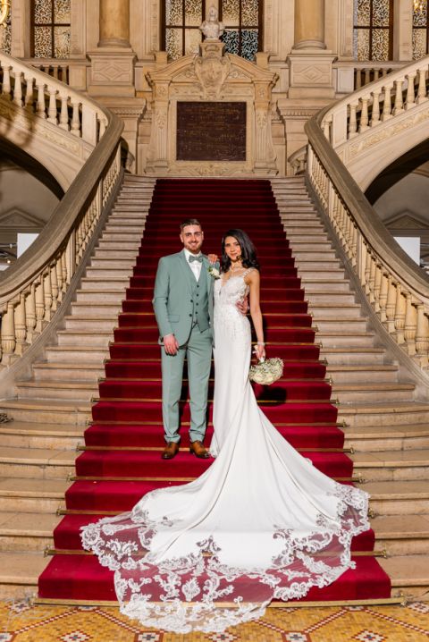 Couple marocain posant dans l'escalier de la mairie du 10e Paris