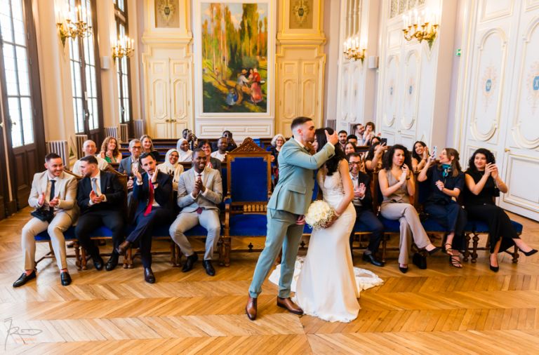 Couple marocain célébré à la mairie du 10e Paris, marié embrassant le devant de la mariée