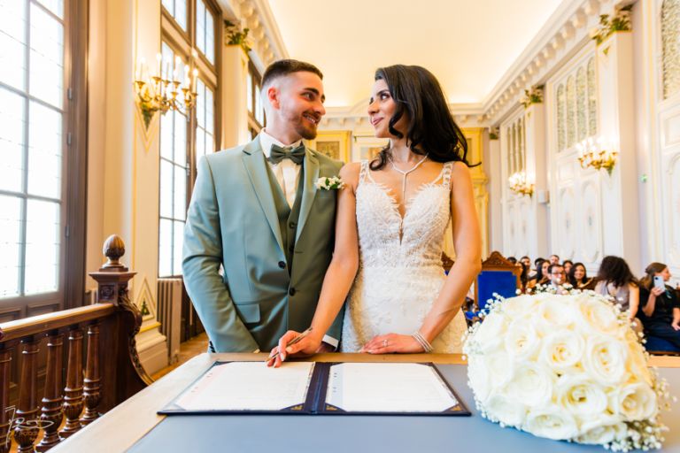 Couple marocain marié se regardant en contre-plongée à la mairie du 10e Paris