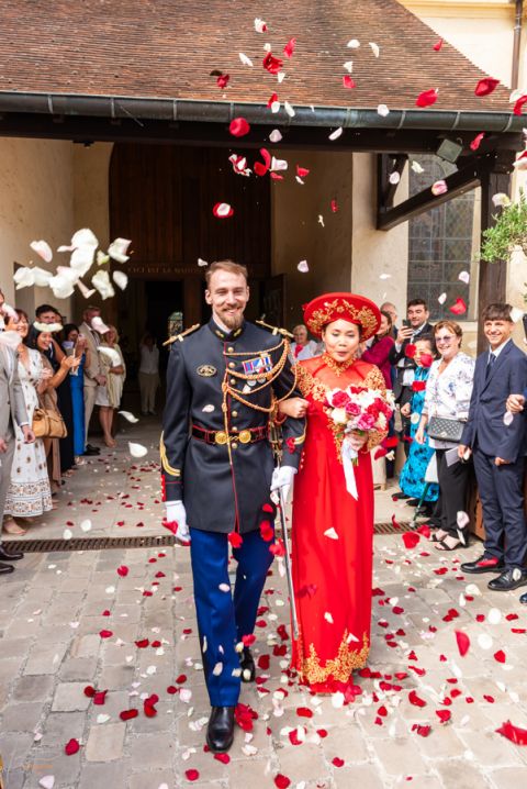 Sortie d'église pour ce mariage vietnamien sous les fleurs rouges et blanches