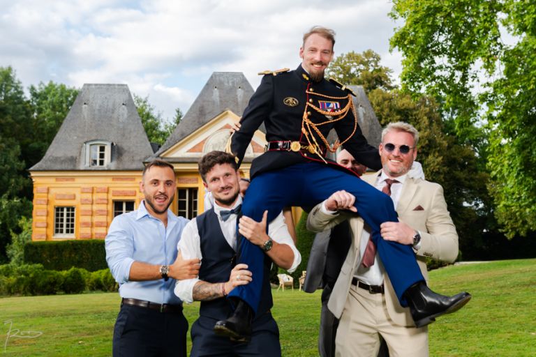 Le marié est porté par ses amis