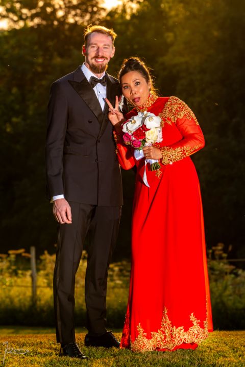 Photographe mariage vietnamien. photo de couple au coucher du soleil