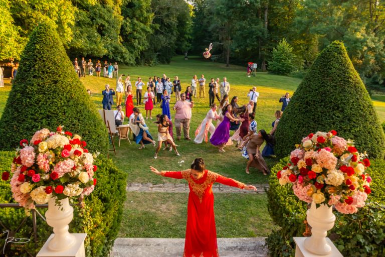 Mariée vietnamienne assise sur les marches car personne n'a récupéré son bouquet