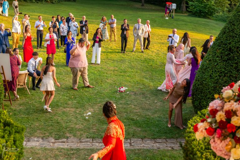 Mariée vietnamienne assise sur les marches car personne n'a récupéré son bouquet