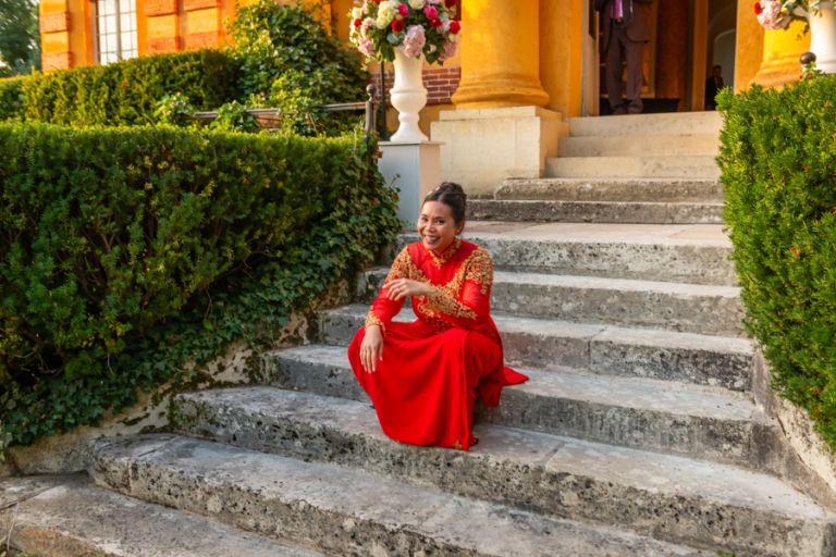 Mariée assise sur les marches car personne n'a récupéré son bouquet