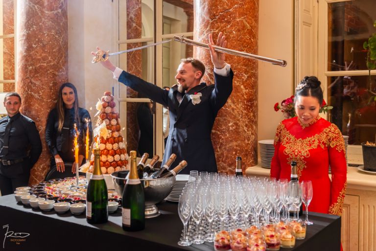 Soirée du mariage vietnamien.coupe du gâteau et Champagne au son du Hard Rock