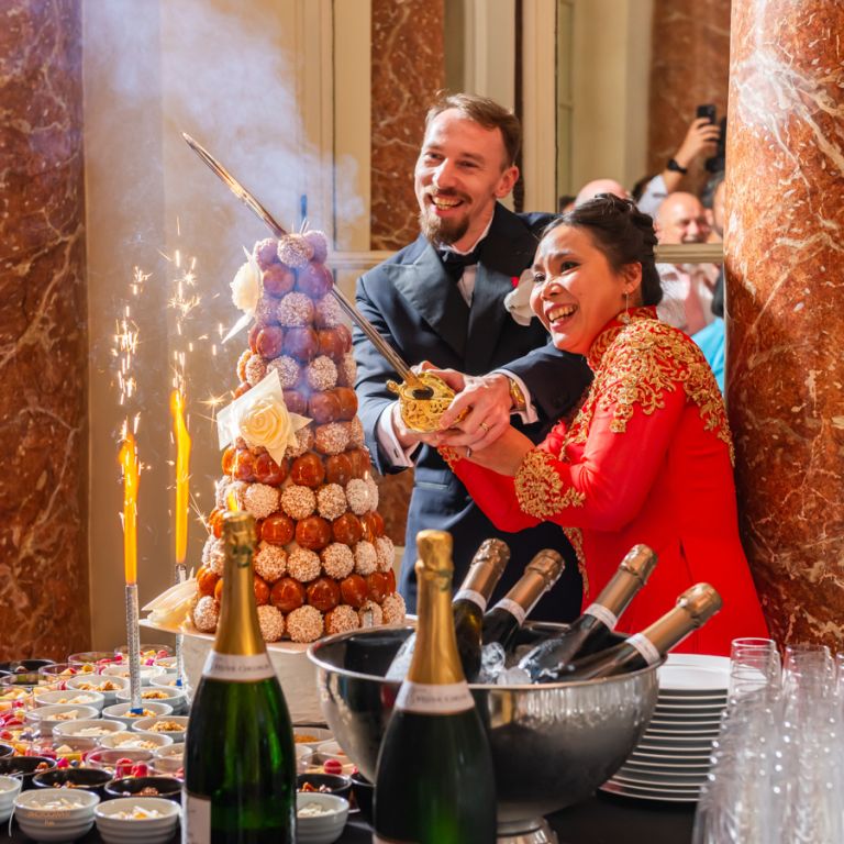 Soirée du mariage vietnamien. Coupe du gâteau et Champagne au son du Hard Rock
