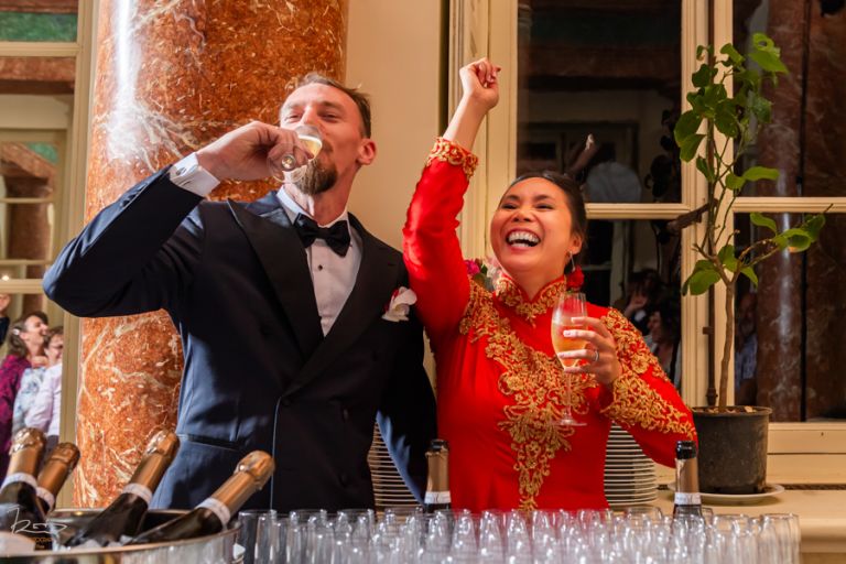 Soirée du mariage vietnamien. Coupe du gâteau et Champagne au son du Hard Rock