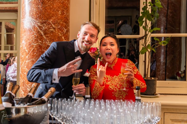 Soirée du mariage vietnamien. Coupe du gâteau et Champagne au son du Hard Rock