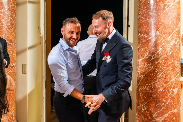 Soirée du mariage vietnamien.Le mariés et un ami dansent ensemble