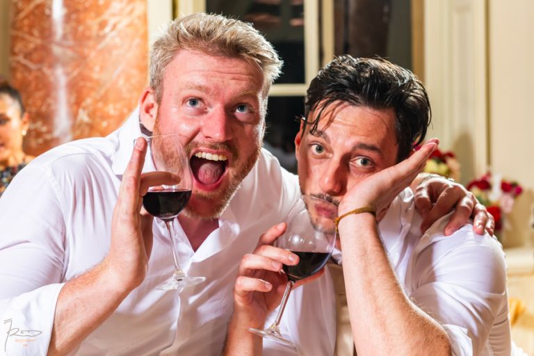 Soirée du mariage vietnamien Deux amis font des grimaces